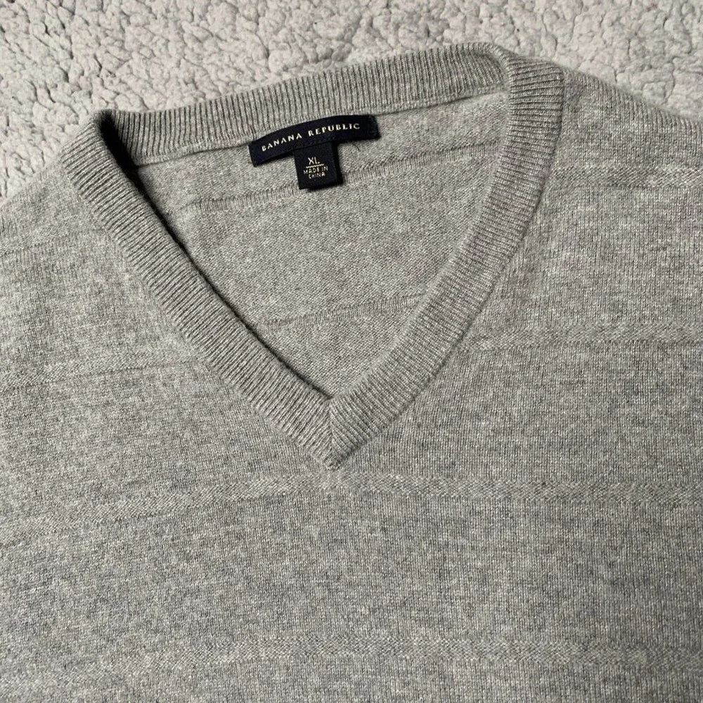 Banana Republic Men's Sweater XL V-Neck Angora Rabbit Cashmere Wool Blend Gray‎